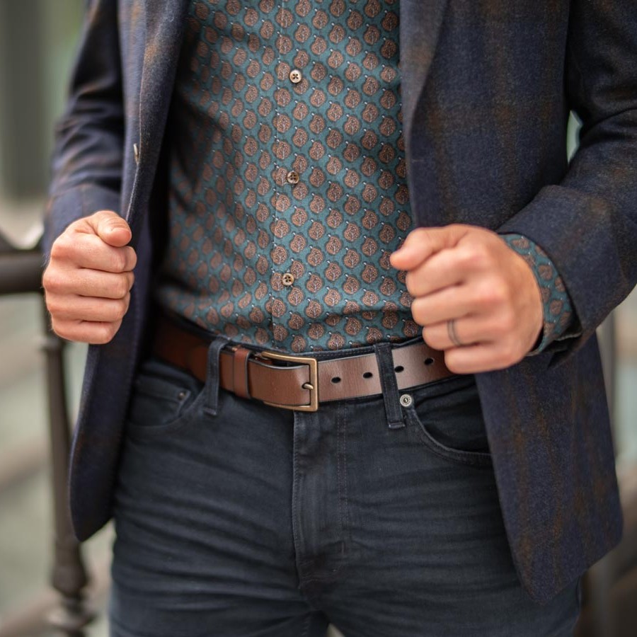 Man wearing suit jacket, dress shirt, belt and jeans